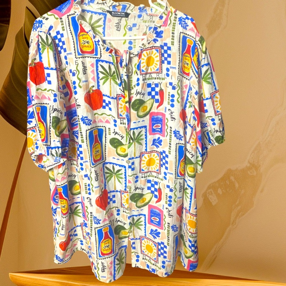 BloomChic Multicolor Graphic Top 
Size 22”
Novelty